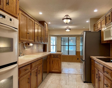 201 Oakwood Dr - Photo Thumbnail 8