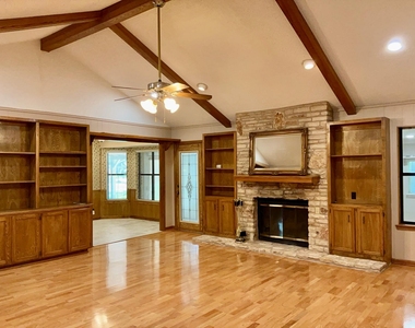 201 Oakwood Dr - Photo Thumbnail 5