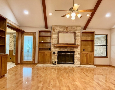 201 Oakwood Dr - Photo Thumbnail 2