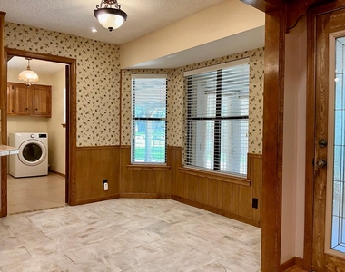 201 Oakwood Dr - Photo Thumbnail 6