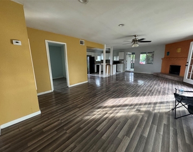 6304 Hudson Bend Rd - Photo Thumbnail 6