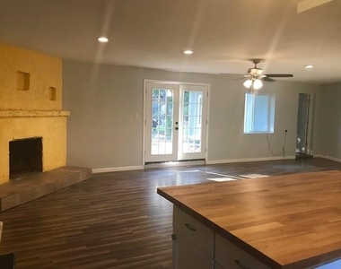 6304 Hudson Bend Rd - Photo Thumbnail 2