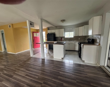 6304 Hudson Bend Rd - Photo Thumbnail 8