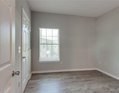 2320 Gracy Farms Ln - Photo Thumbnail 6