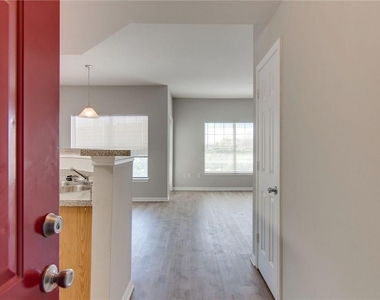 2320 Gracy Farms Ln - Photo Thumbnail 21