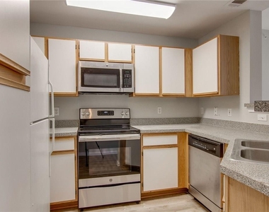 2320 Gracy Farms Ln - Photo Thumbnail 16