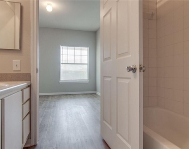 2320 Gracy Farms Ln - Photo Thumbnail 8