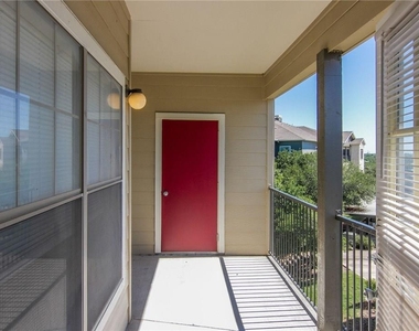 2320 Gracy Farms Ln - Photo Thumbnail 4