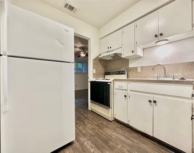301 W 29th St - Photo Thumbnail 5