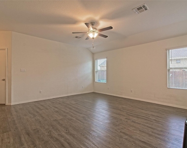 108 Circle Way - Photo Thumbnail 8