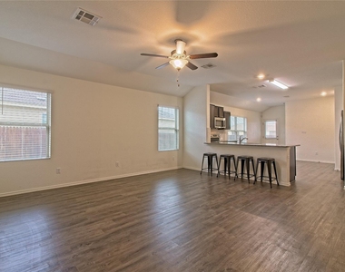 108 Circle Way - Photo Thumbnail 6