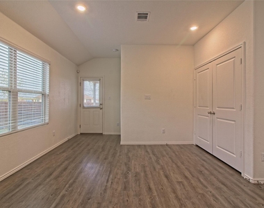 108 Circle Way - Photo Thumbnail 12