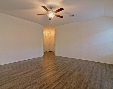 108 Circle Way - Photo Thumbnail 5