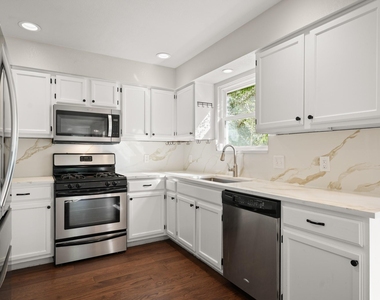 17841 Park Valley Dr - Photo Thumbnail 3