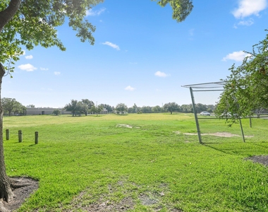 17841 Park Valley Dr - Photo Thumbnail 24