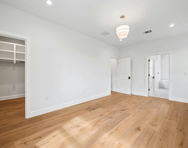 1919 W 38th St - Photo Thumbnail 14