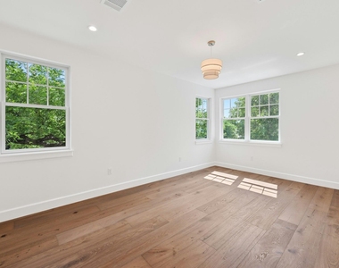 1919 W 38th St - Photo Thumbnail 16
