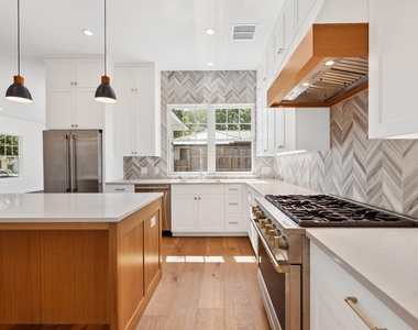 1919 W 38th St - Photo Thumbnail 9