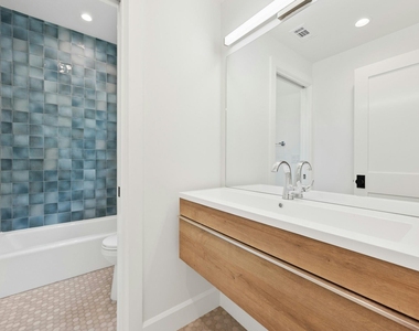 1919 W 38th St - Photo Thumbnail 33