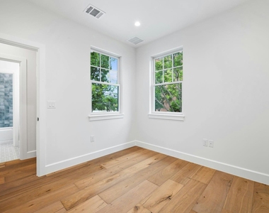 1919 W 38th St - Photo Thumbnail 32
