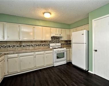 8407 Gallatin Dr - Photo Thumbnail 7