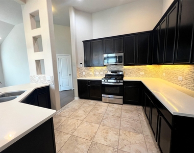 613 Palmilla St - Photo Thumbnail 9