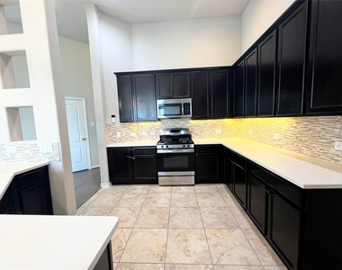 613 Palmilla St - Photo Thumbnail 10