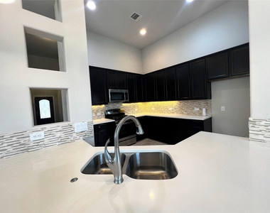 613 Palmilla St - Photo Thumbnail 8