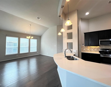 613 Palmilla St - Photo Thumbnail 7