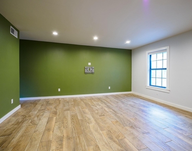 2302 East Side Dr - Photo Thumbnail 10