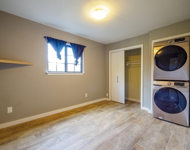 2302 East Side Dr - Photo Thumbnail 15