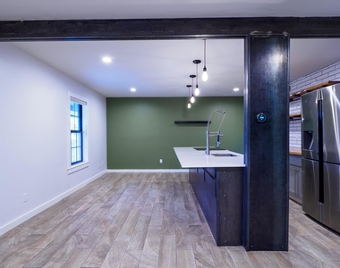 2302 East Side Dr - Photo Thumbnail 9