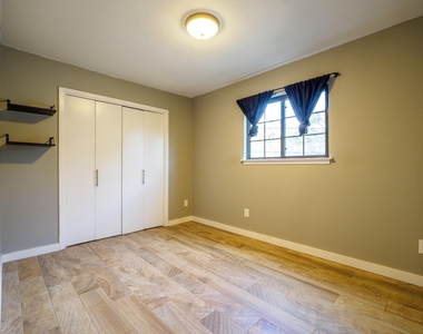 2302 East Side Dr - Photo Thumbnail 14