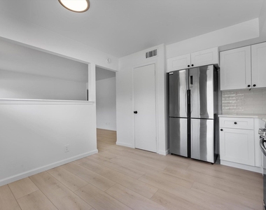 806 E 13th St - Photo Thumbnail 13