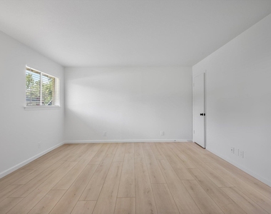 806 E 13th St - Photo Thumbnail 24