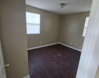 1317 W 15th Street - Photo Thumbnail 2