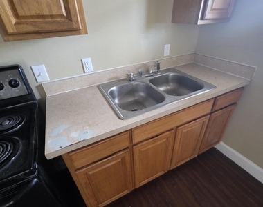 1317 W 15th Street - Photo Thumbnail 7