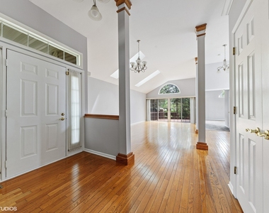 1908 N Evergreen Avenue - Photo Thumbnail 2