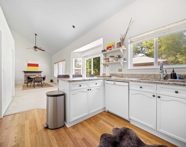 2521 Waterford Lane - Photo Thumbnail 7