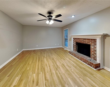 4241 Glenforest Way Ne - Photo Thumbnail 2