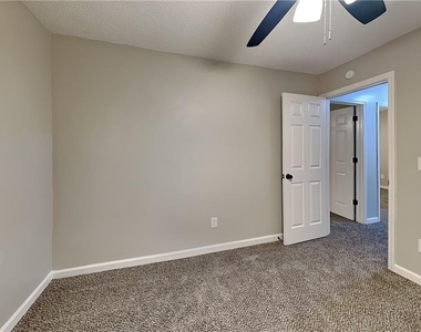 4241 Glenforest Way Ne - Photo Thumbnail 13