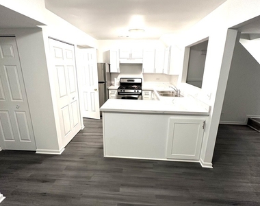 923 Four Seasons Boulevard - Photo Thumbnail 8
