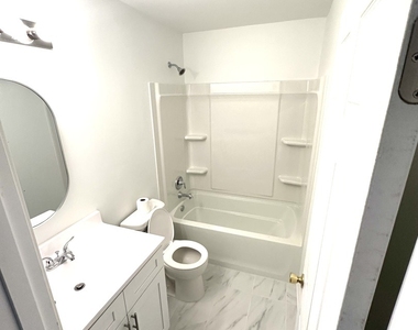 923 Four Seasons Boulevard - Photo Thumbnail 18