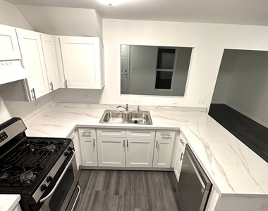 923 Four Seasons Boulevard - Photo Thumbnail 7