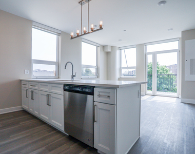 880 Lee Street - Photo Thumbnail 3