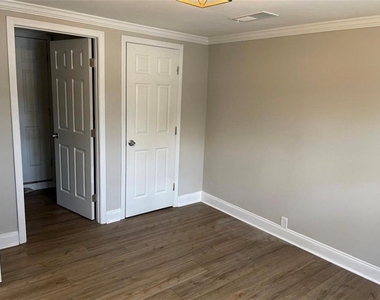 2463 Wayne Street Sw - Photo Thumbnail 3