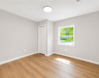 1639 Bridgeport Drive Nw - Photo Thumbnail 12