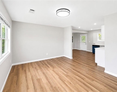 1639 Bridgeport Drive Nw - Photo Thumbnail 5