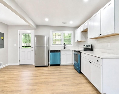 1639 Bridgeport Drive Nw - Photo Thumbnail 8