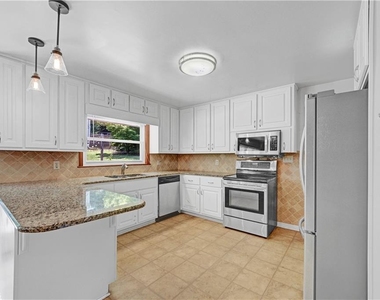 2127 Desmond Drive - Photo Thumbnail 9